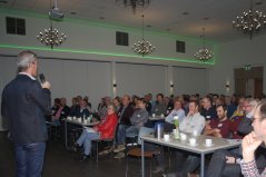 De bezoekers luisteren hier naar Bert Philipsen van Wageningen UR